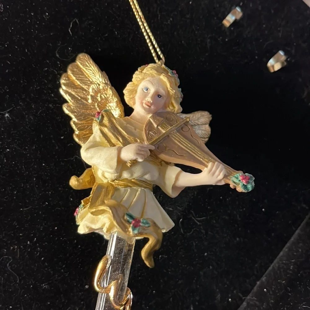 Avon (1997) Vintage Collectible ”Sparkling Icicle Ornament Angel” (crystal)